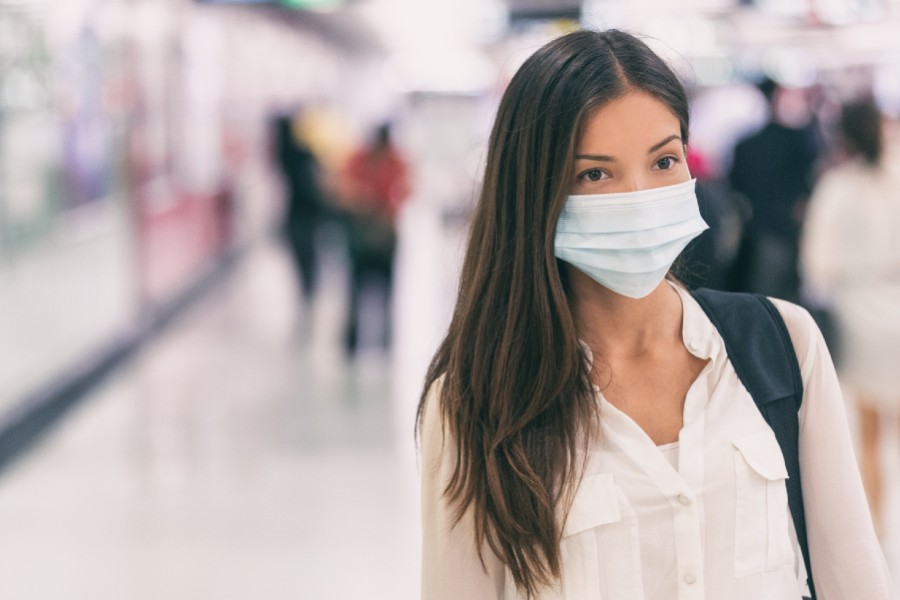 Femme portant un masque dans un lieu public