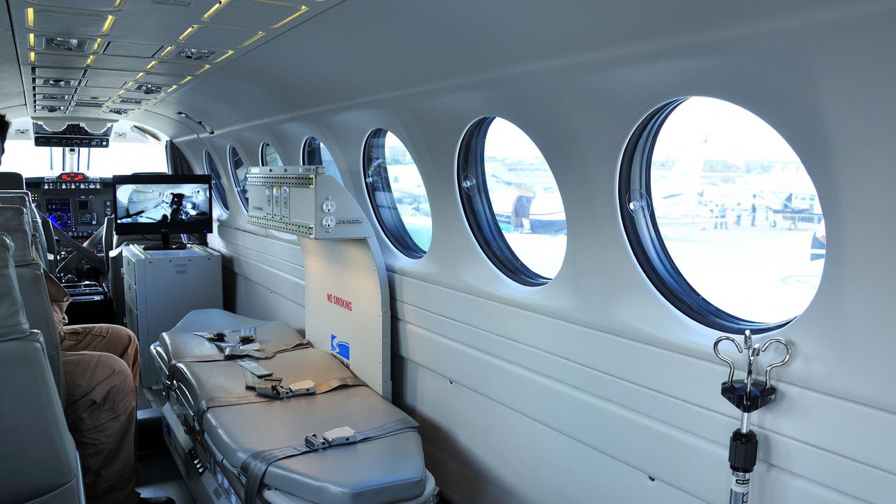 Civière à l'intérieur d'un avion-ambulance