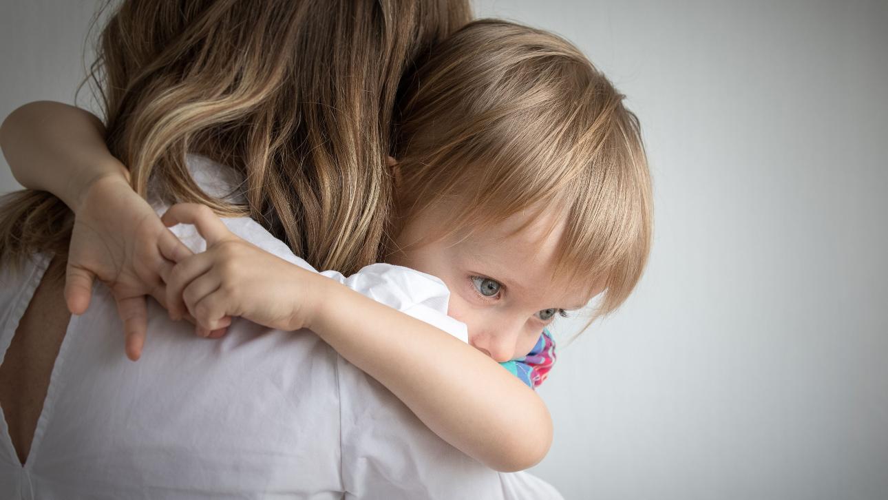 Mère serrant son fils dans ses bras