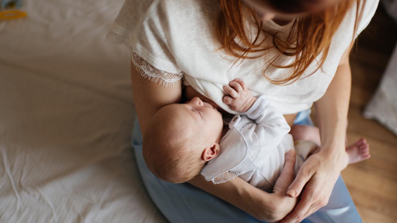 Femme allaitant son bébé