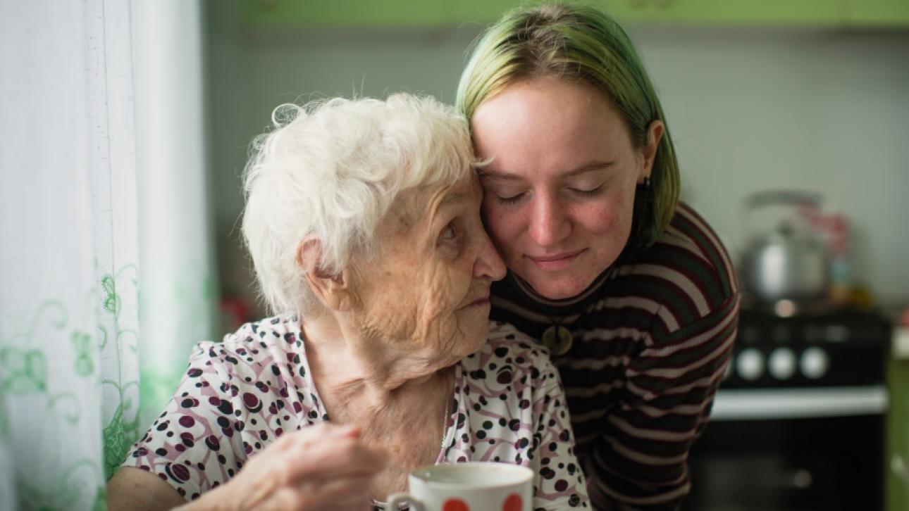 Jeune adulte la tête reposant sur celle de sa mère