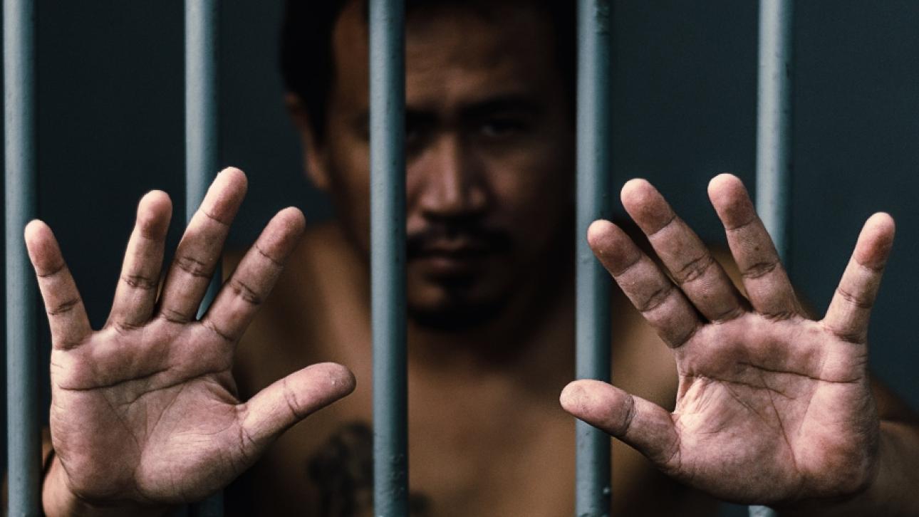 Prisonnier montrant les paumes de ses mains