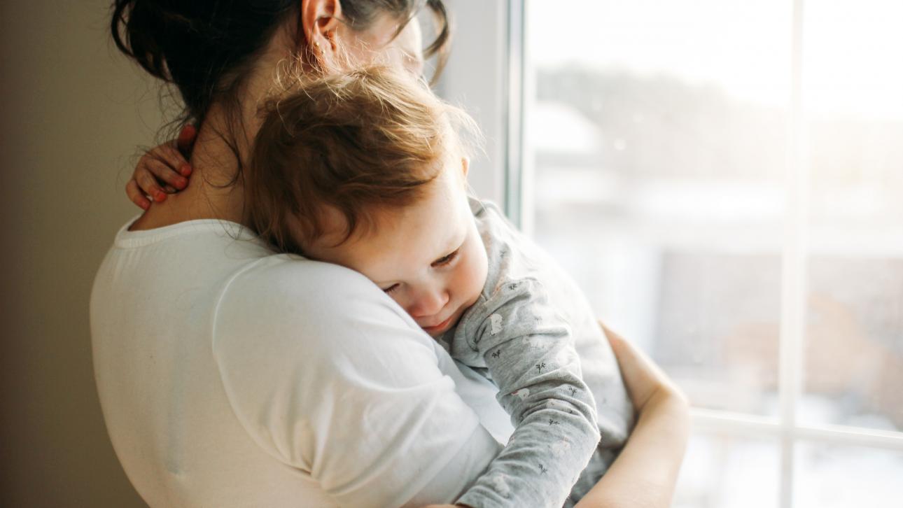 Mère tenant son jeune enfant dans ses bras