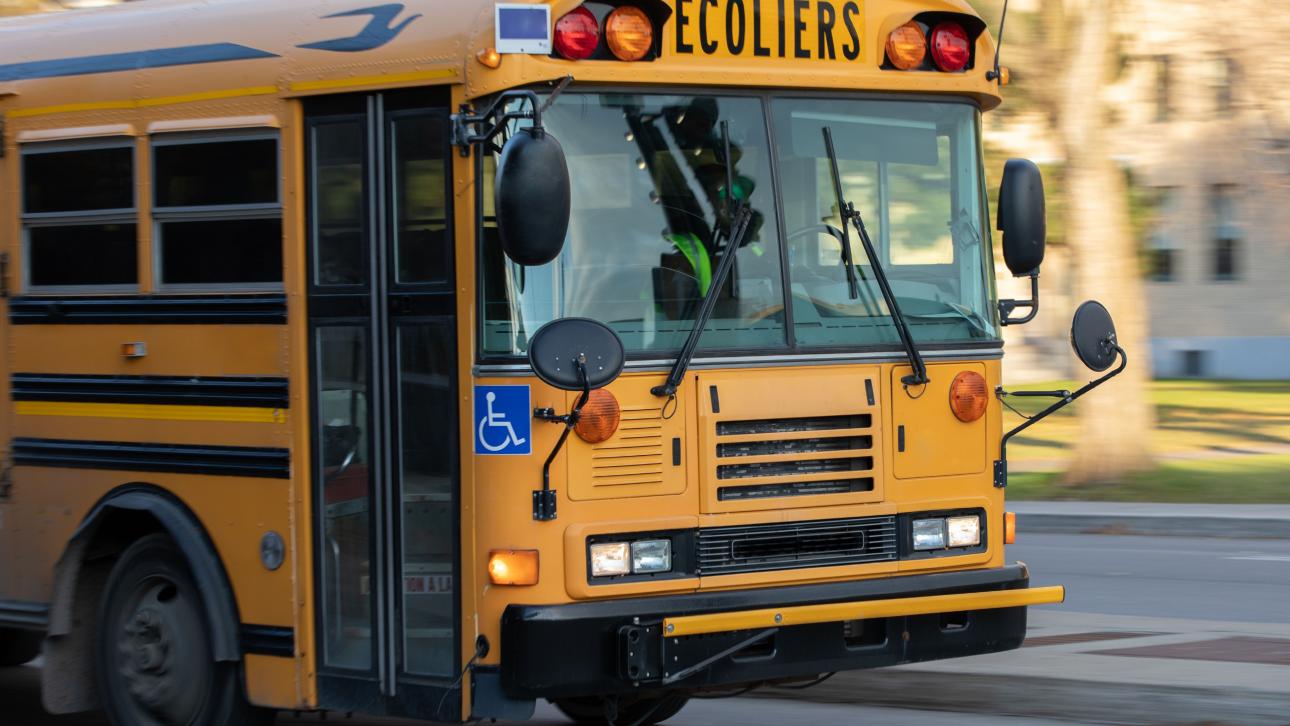 Autobus scolaire en mouvement