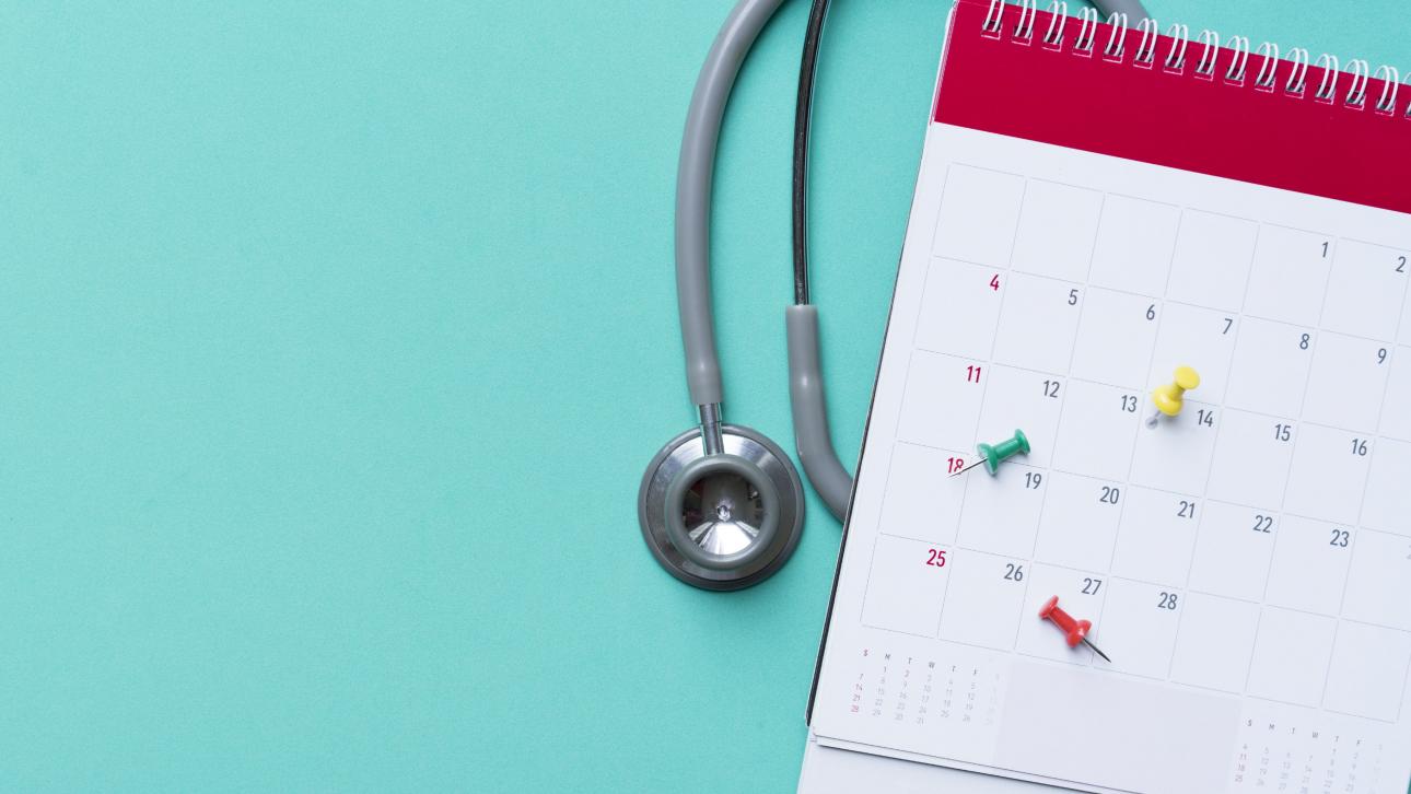 Stéthoscope posé derrière un calendrier