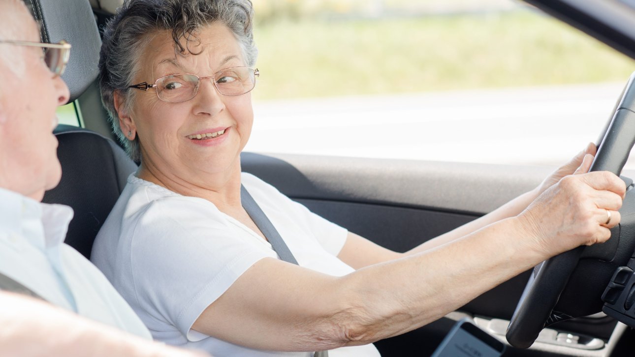 Couple personnes agees en voiture
