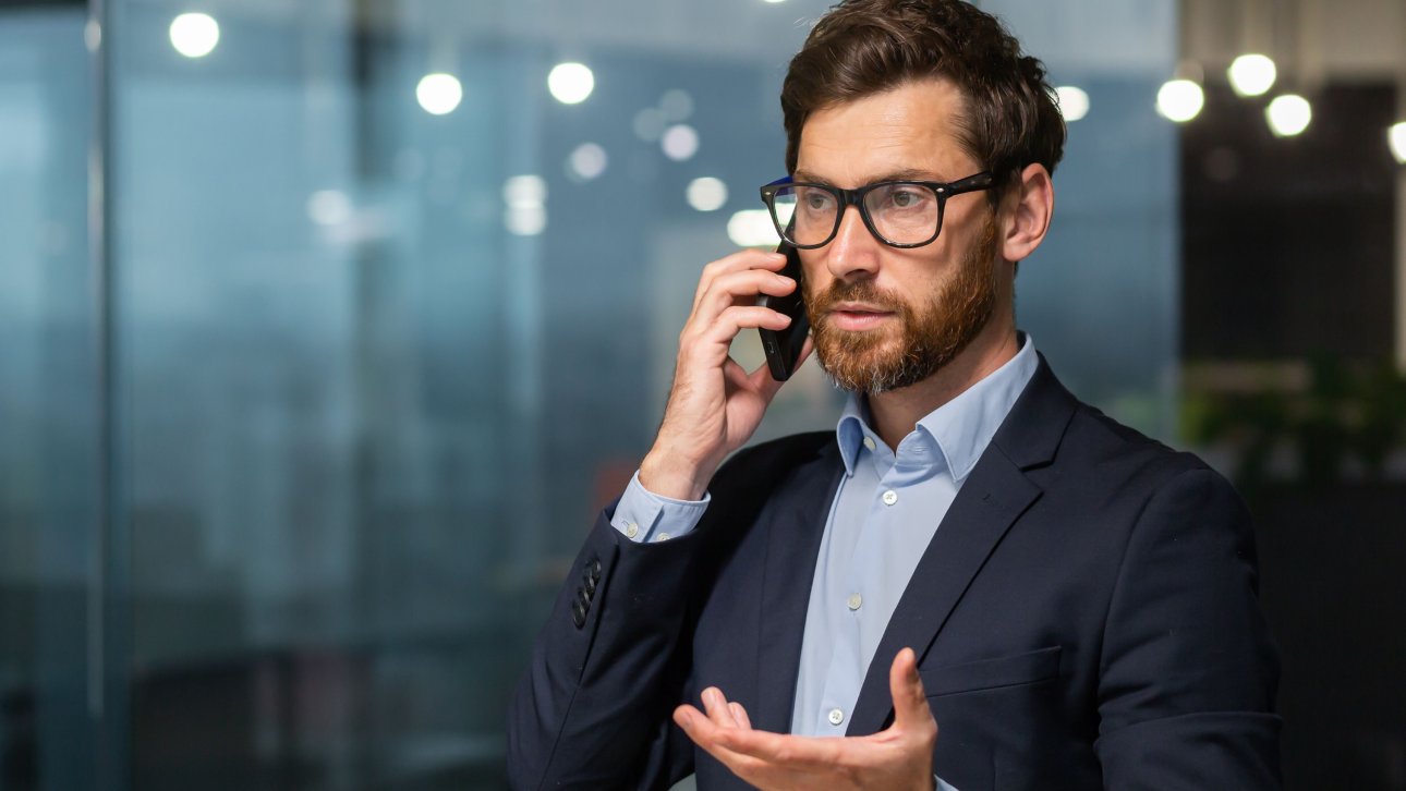 Un fonctionnaire parle au téléphone pour divulguer un acte répréhensible.