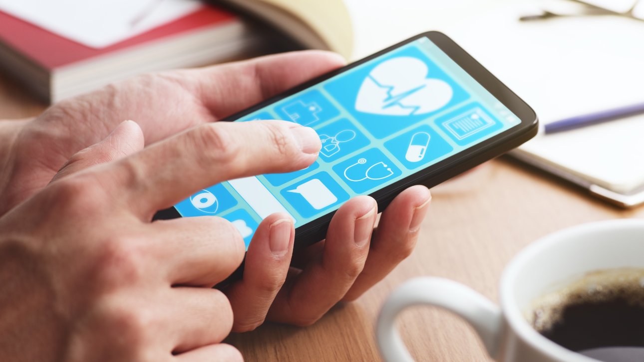 Une personne consulte une application de santé sur son cellulaire.