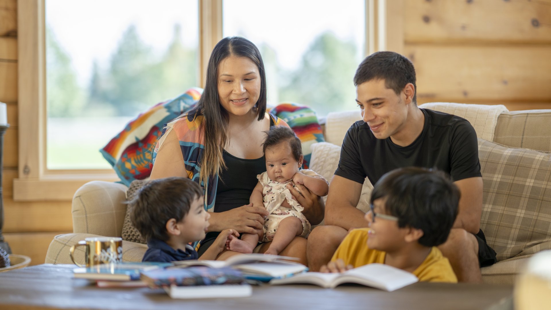 Jeune famille autochtone canadienne qui passe du temps ensemble à la maison
