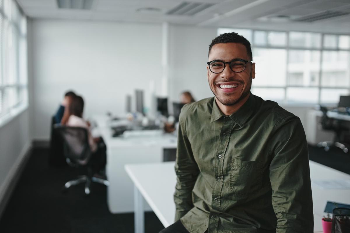 Jeune professionnel souriant au bureau