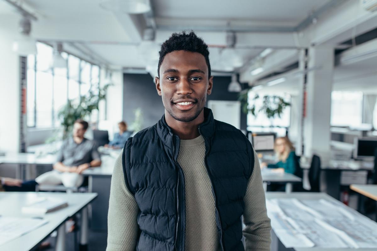 Jeune employé au bureau