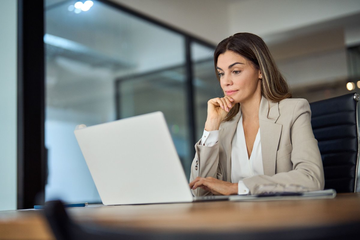 Enquêtrice travaillant sur son ordinateur portable.