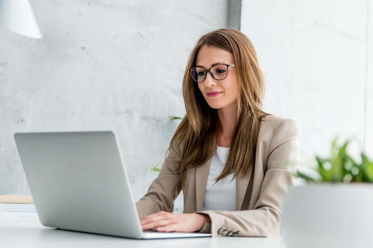 Avocate travaillant sur son ordinateur portable.