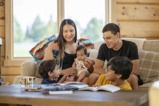 Jeune famille autochtone canadienne qui passe du temps ensemble à la maison