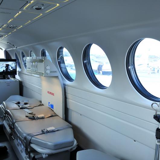 Civière à l'intérieur d'un avion-ambulance