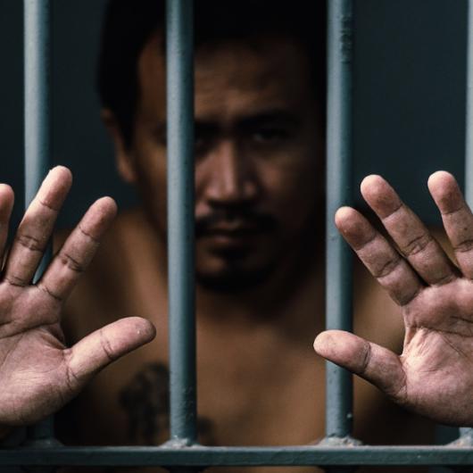 Prisonnier montrant les paumes de ses mains