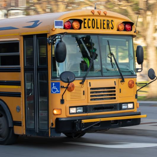 Autobus scolaire en mouvement
