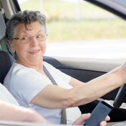 Couple personnes agees en voiture