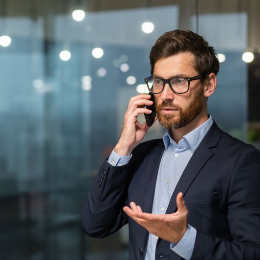 Un fonctionnaire parle au téléphone pour divulguer un acte répréhensible.