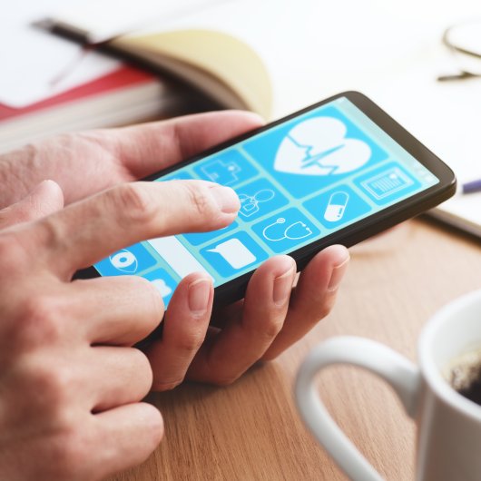 Une personne consulte une application de santé sur son cellulaire.